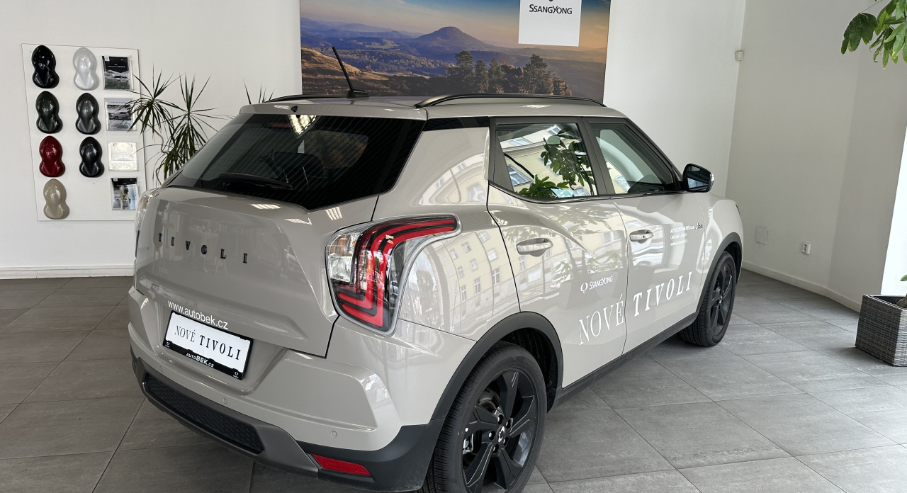 KGM Tivoli EBL FWD AT TECH LED DEMO 