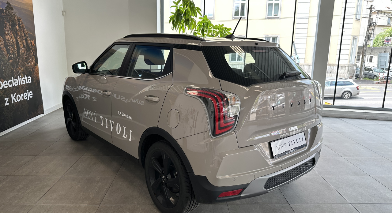 KGM Tivoli EBL FWD AT TECH LED DEMO 