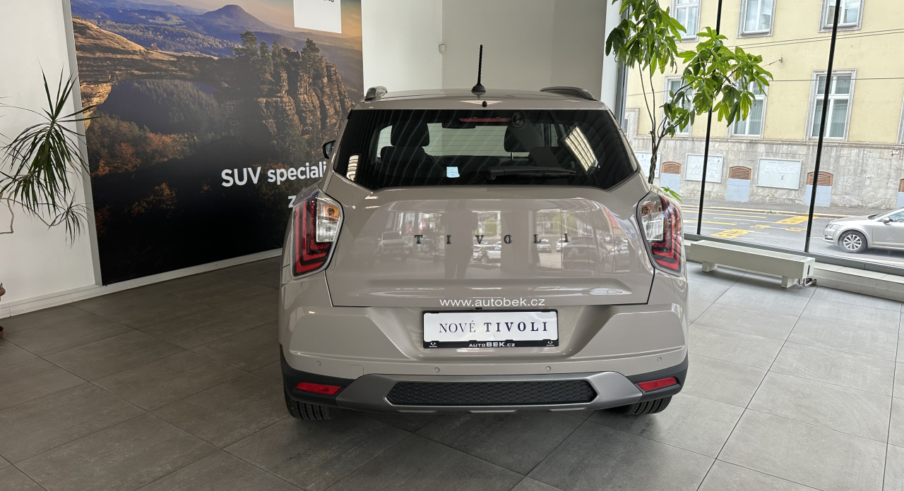 KGM Tivoli EBL FWD AT TECH LED DEMO 