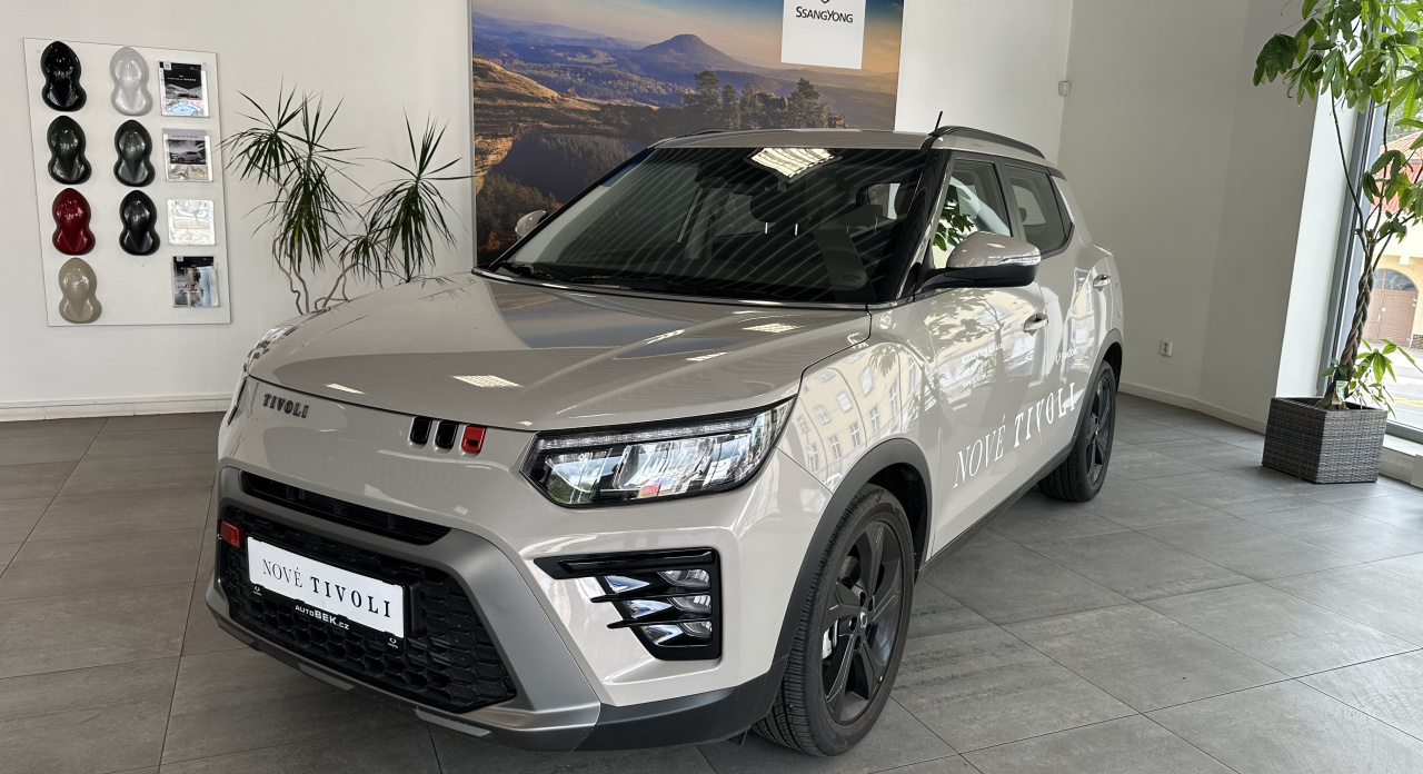 KGM Tivoli EBL FWD AT TECH LED DEMO 