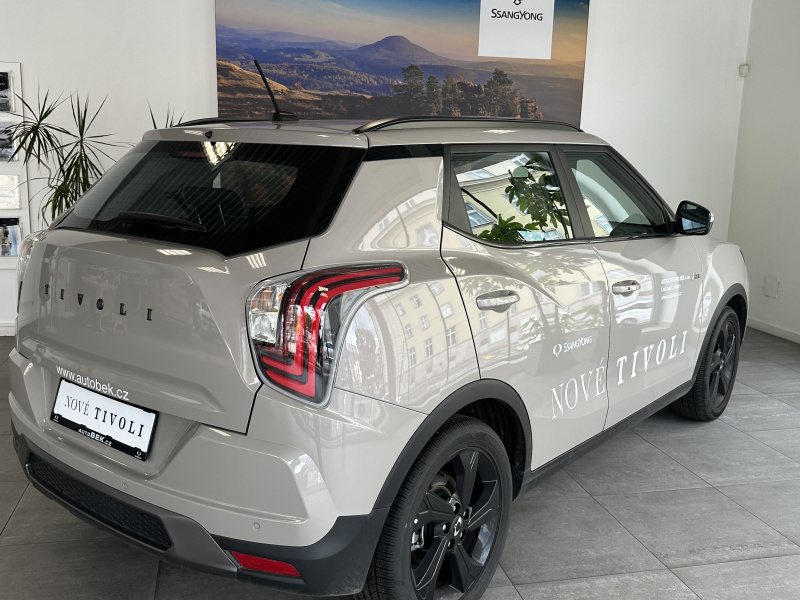 KGM Tivoli EBL FWD AT TECH LED DEMO 