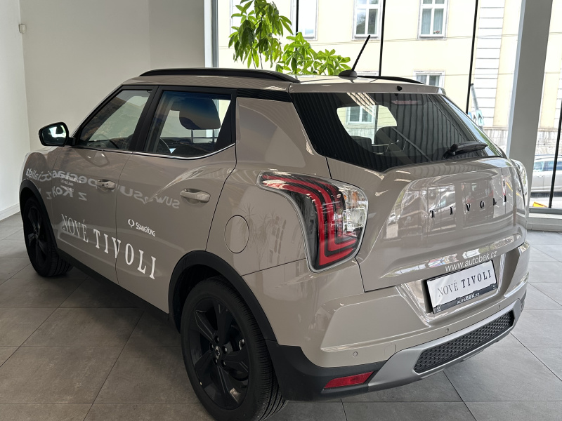 KGM Tivoli EBL FWD AT TECH LED DEMO 