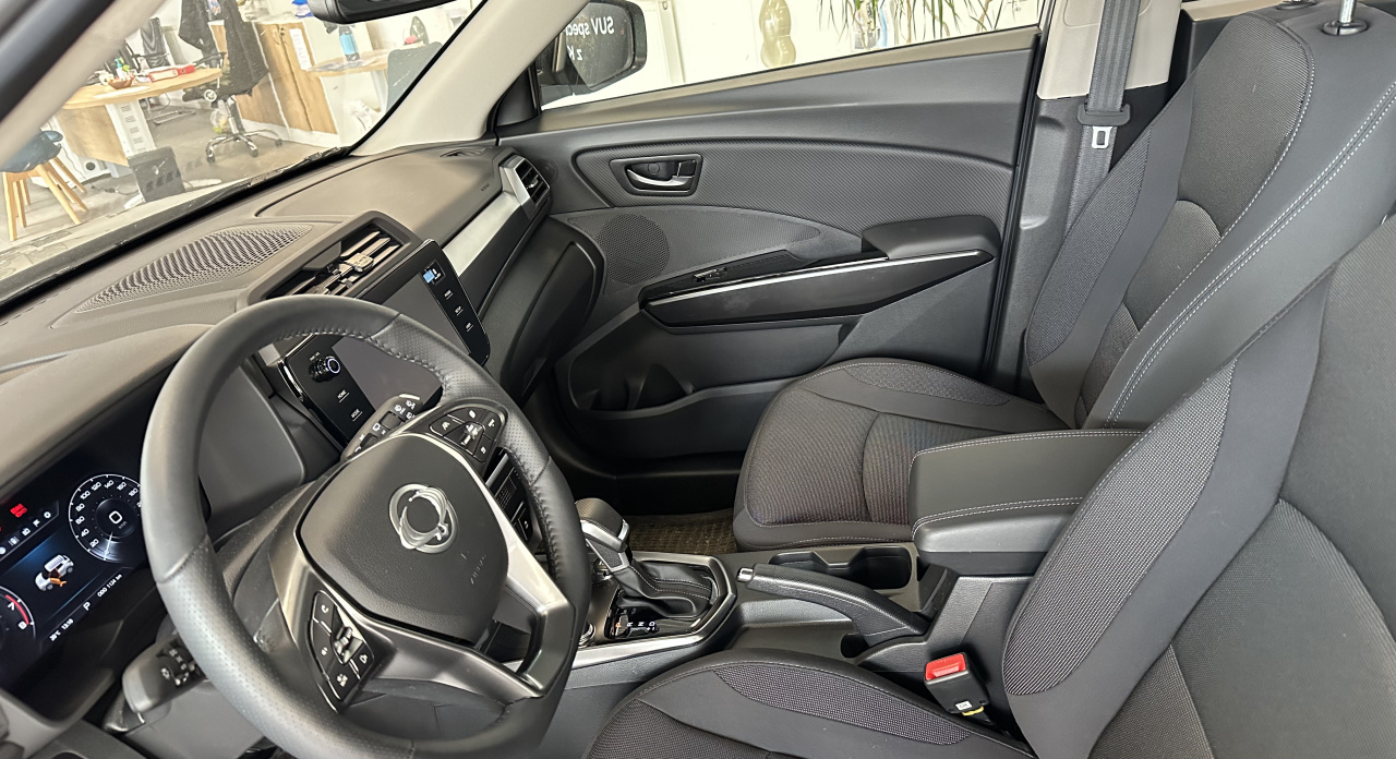 KGM Tivoli EBL FWD AT TECH LED DEMO 