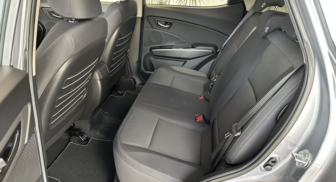 KGM Tivoli EBL FWD AT TECH LED DEMO 