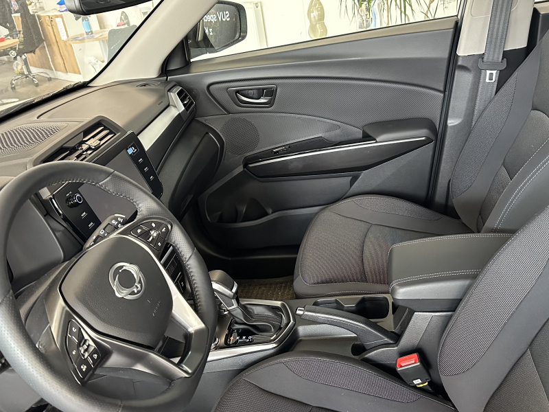 KGM Tivoli EBL FWD AT TECH LED DEMO 